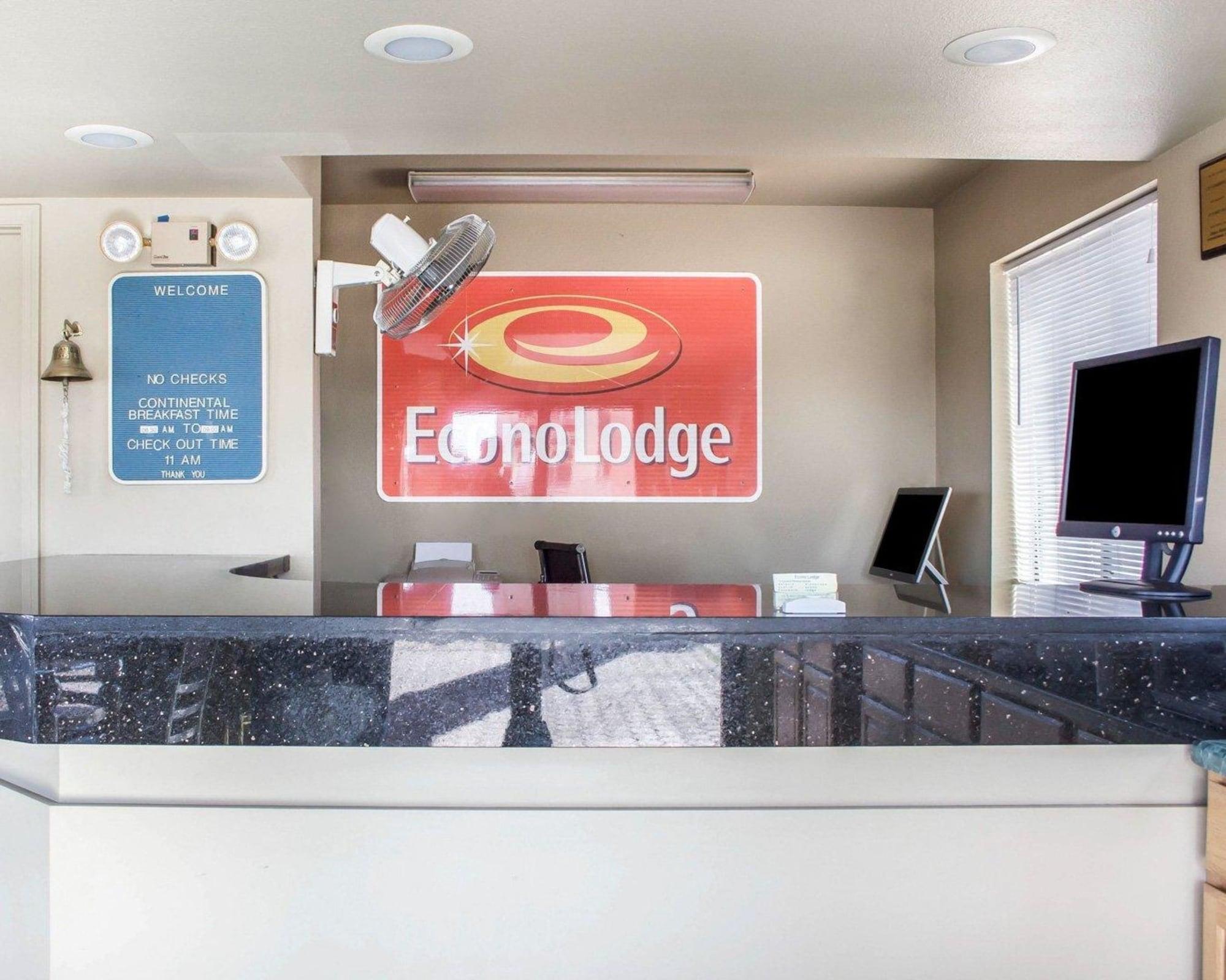 Travelodge By Wyndham Kingman Exterior photo